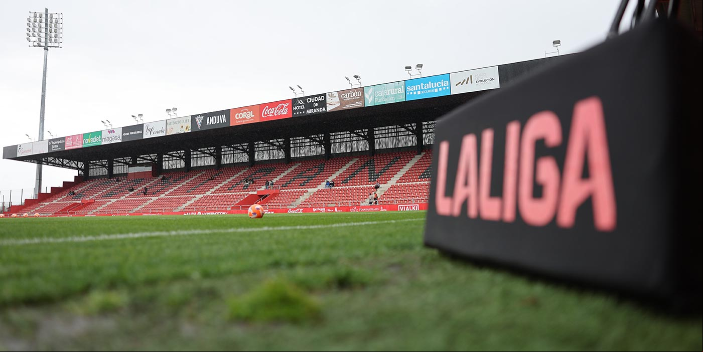 La afición animando a al CD Mirandes.